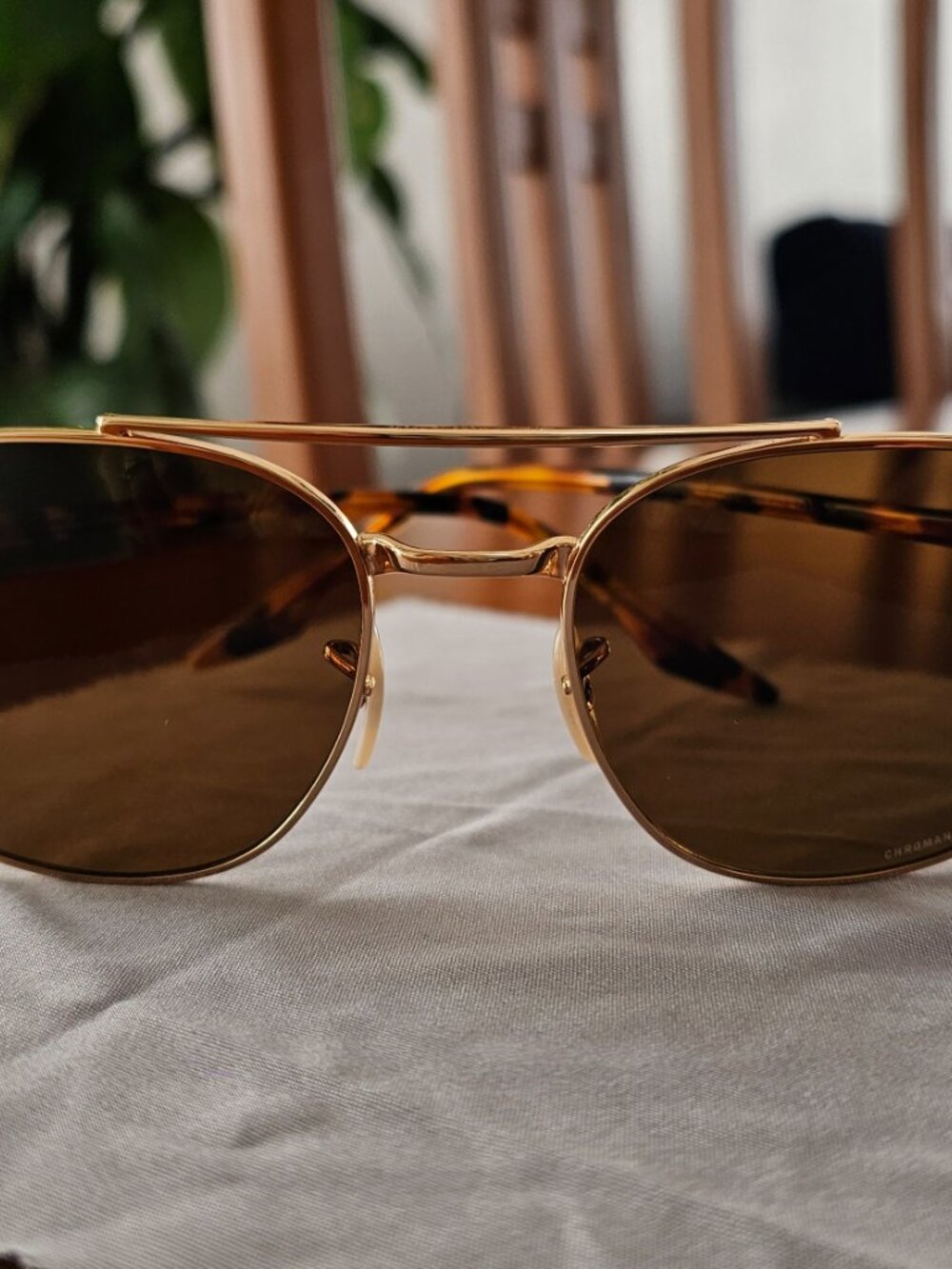 Unisex Ray-Ban Polarized Gold Frame Sunglasses With Chromatic Lenses - Picture 4 of 15